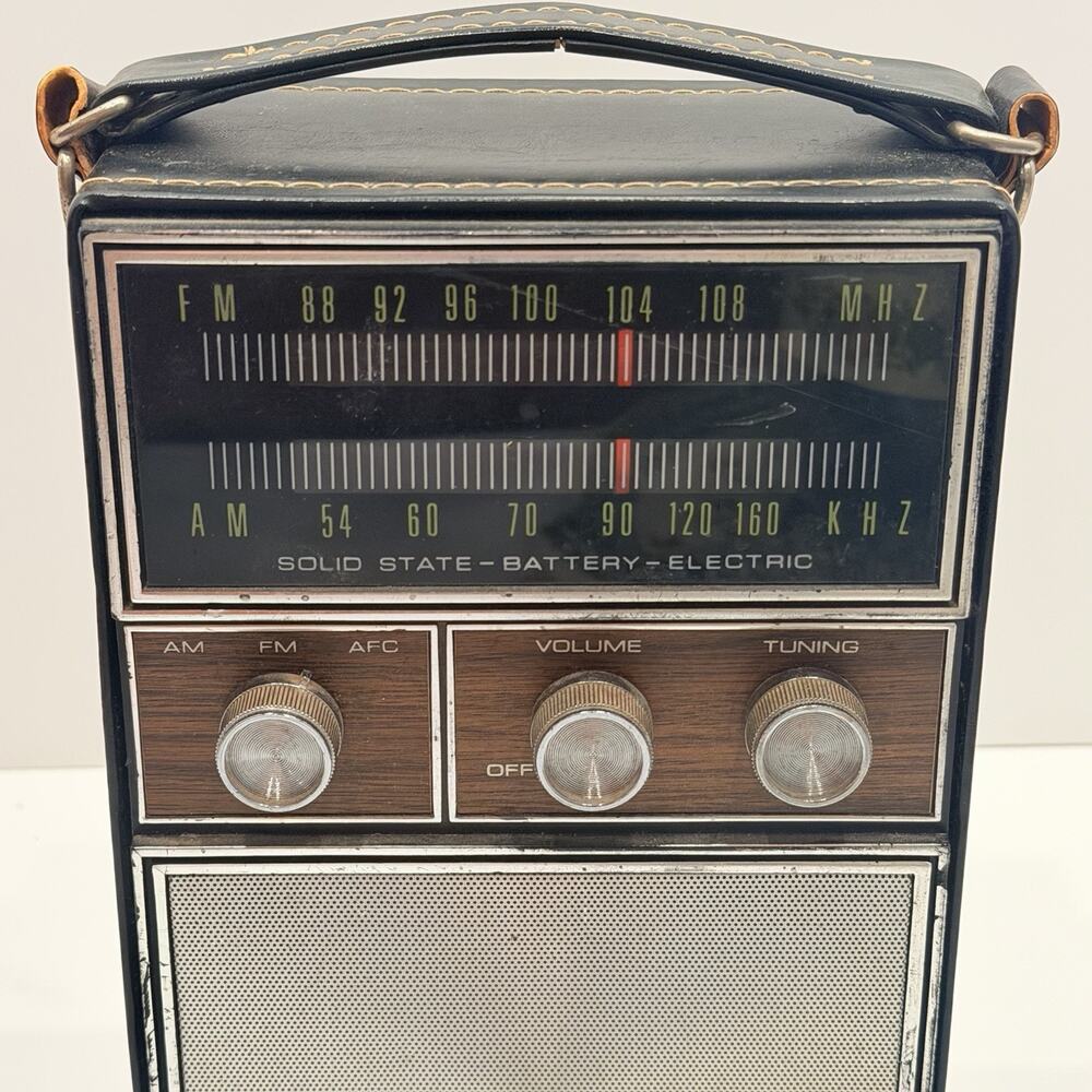 DHC Solid State Battery-Electric AM/FM/AFC Radio Leather Style Case And Handle - Picture 2 of 6